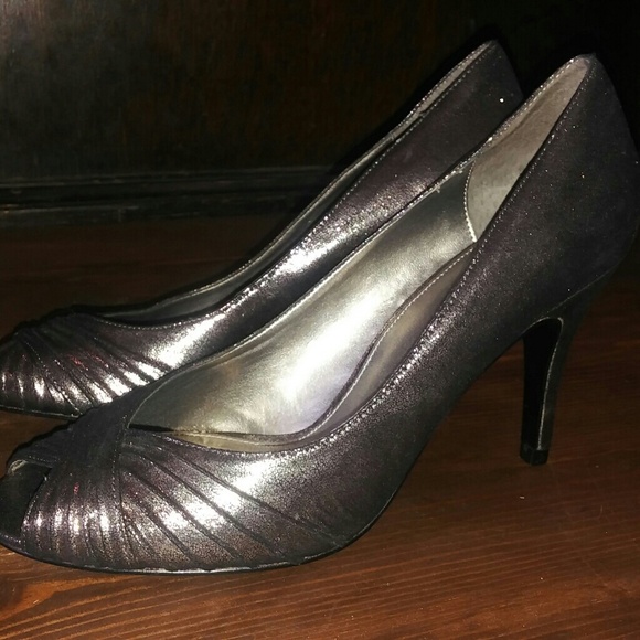 Metallic Gunmetal Gray Heels - size 8 - Picture 2 of 8